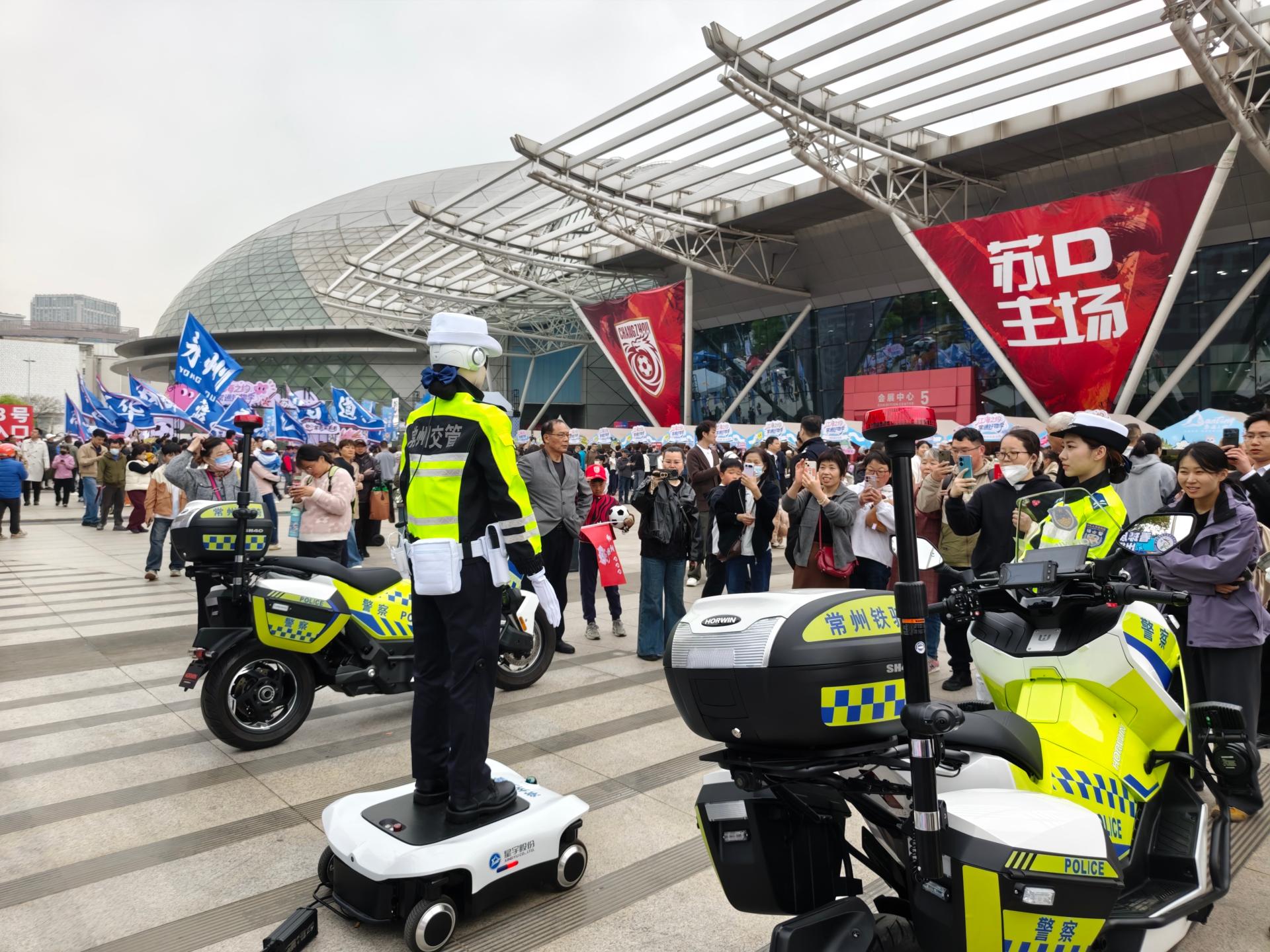 中兴通讯圆满保障2026苏超开幕式 5G-A硬核护航机器人交警上岗首秀