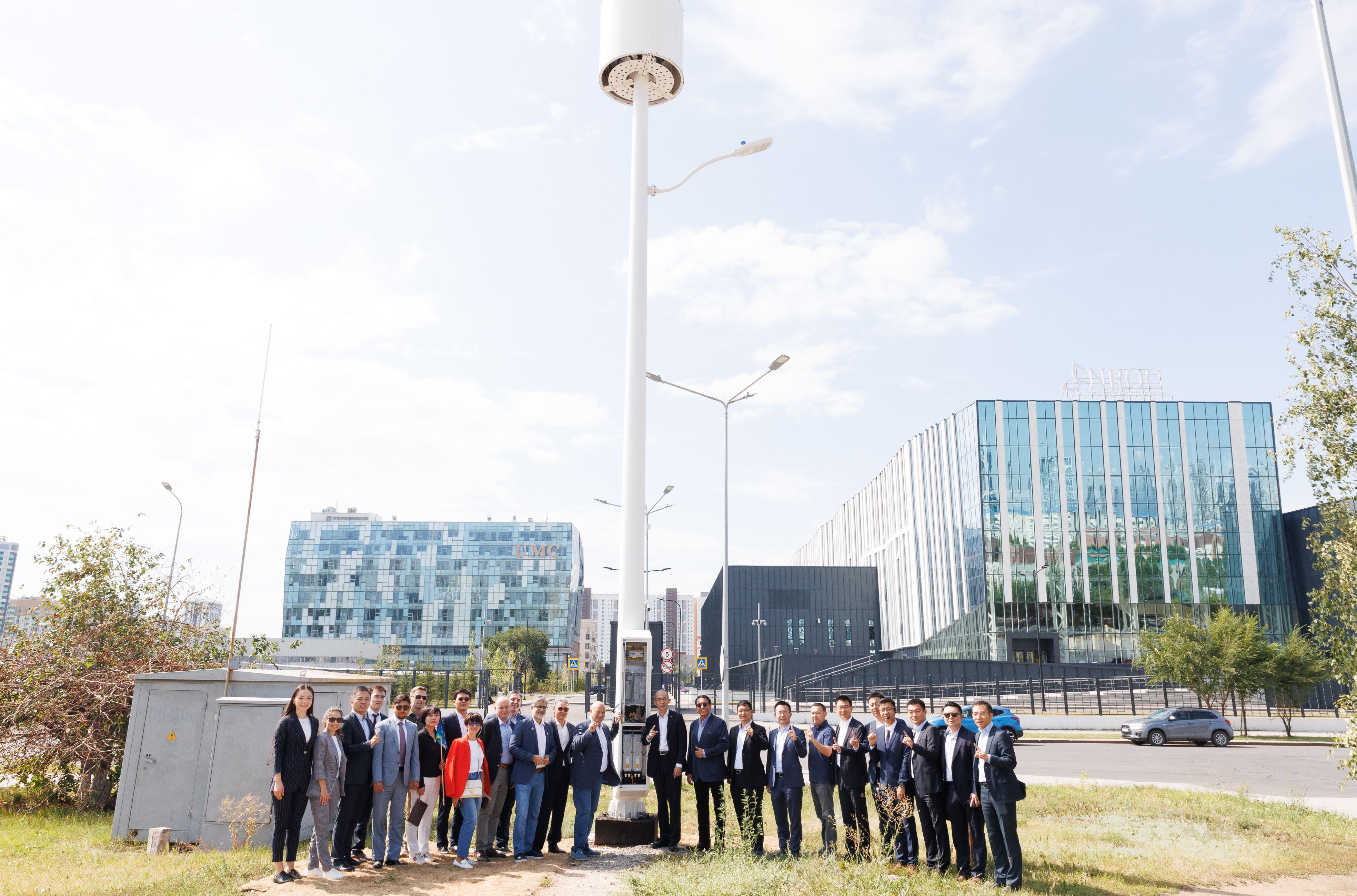 Instalação do Polo Mágico no centro de Astana
