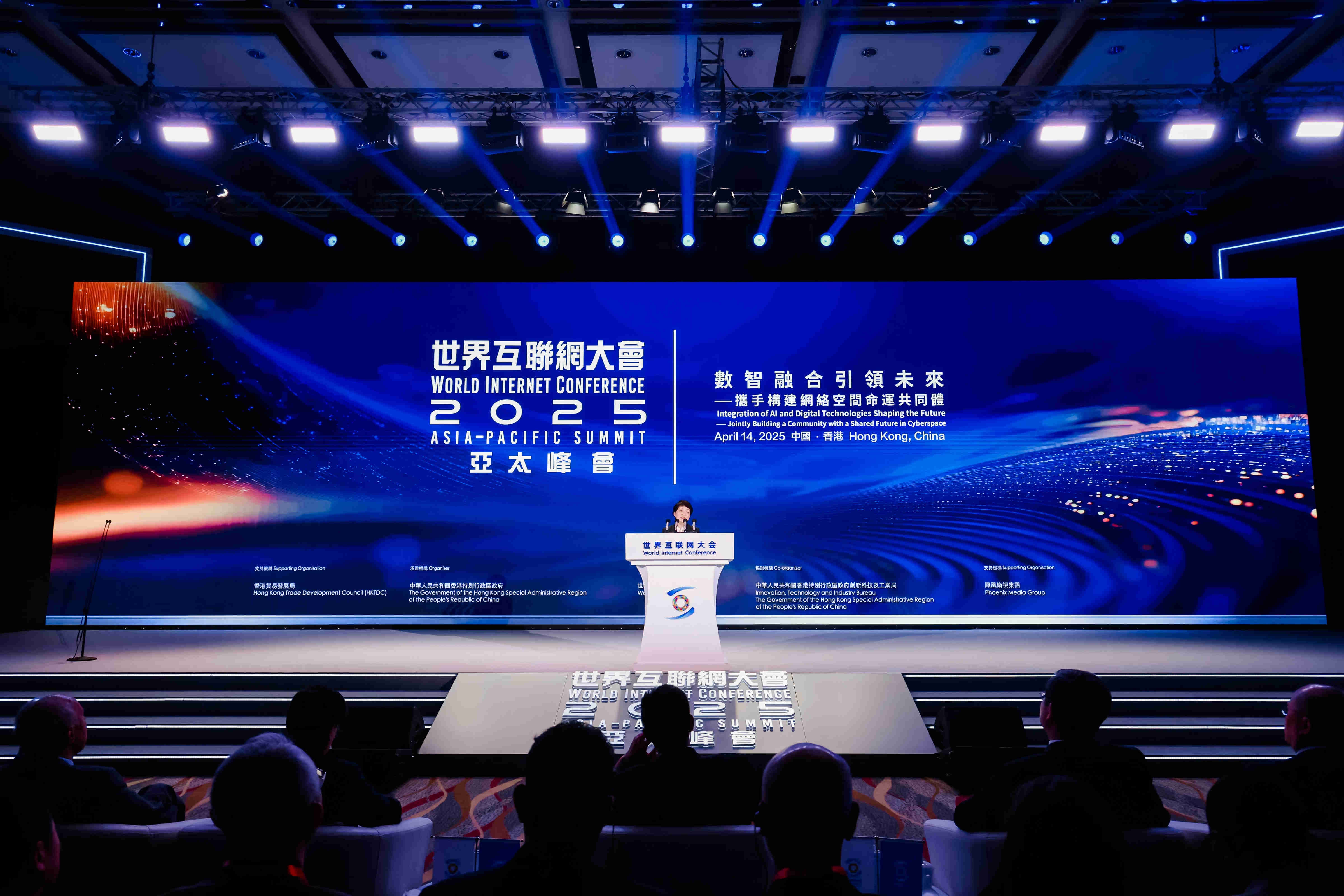 中兴通讯董事长方榕：加强数智筑基，推动AI进阶