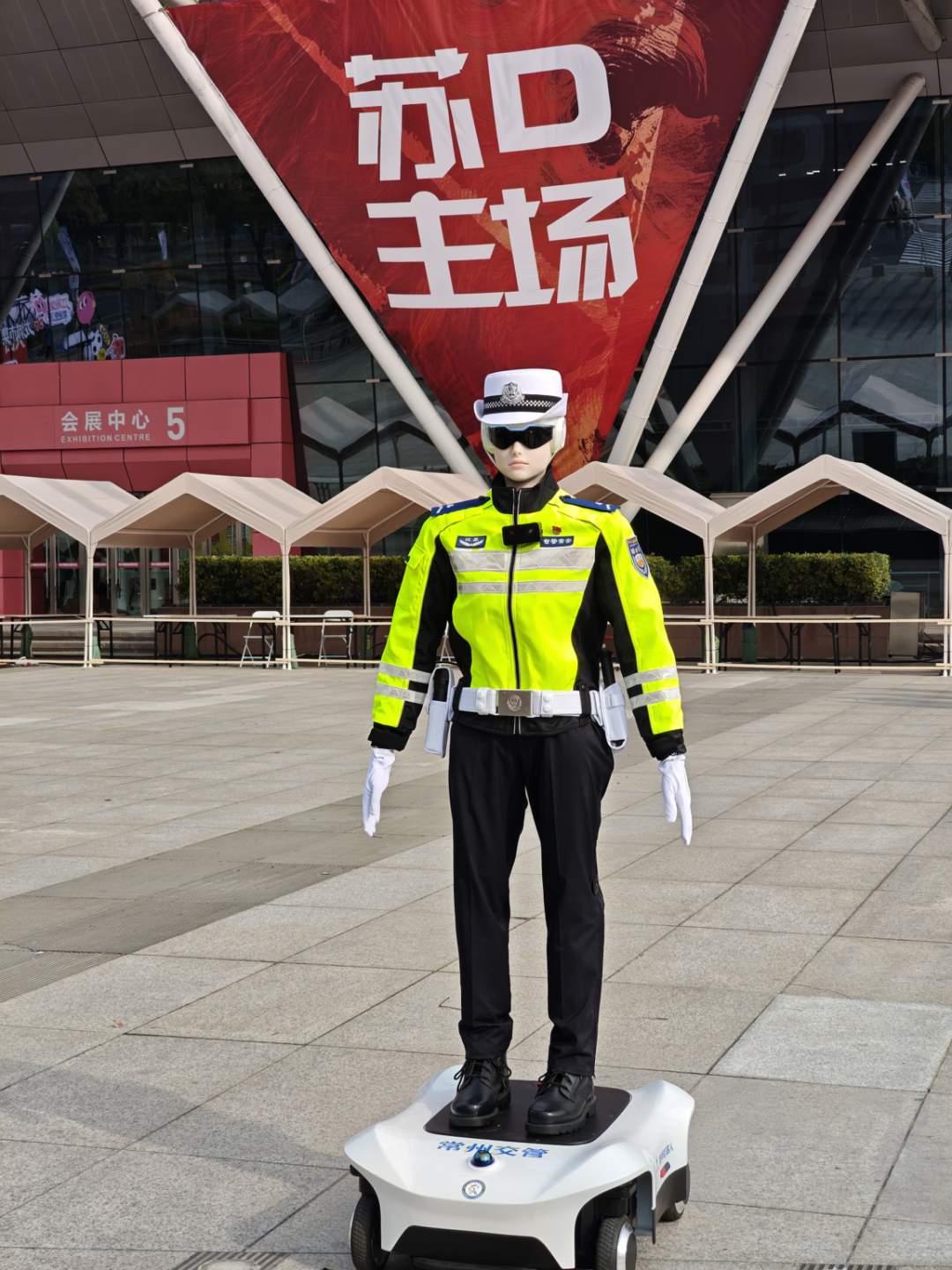 超希少　新品　中国警察　最新制服　上下 想给自己“长脸” 中国男子在警局假扮警察被捕- 8world