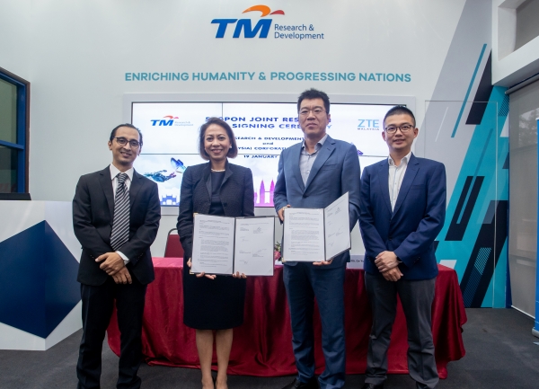 Dr Sharlene Thiagarajah, Chief Executive Officer, TM R&D (2nd from left) and Steven Ge, Chief Executive Officer, ZTE Malaysia (3rd from left) exchanging the MoU documents.