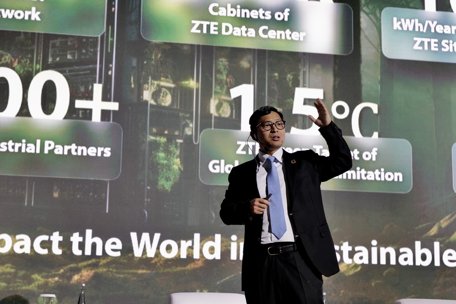 James Zhang, Phó Chủ tịch cấp cao của ZTE, phát biểu tại GSMA M360 Eurasia. James Zhang, Phó Chủ tịch cấp cao của ZTE, phát biểu tại GSMA M360 Eurasia.