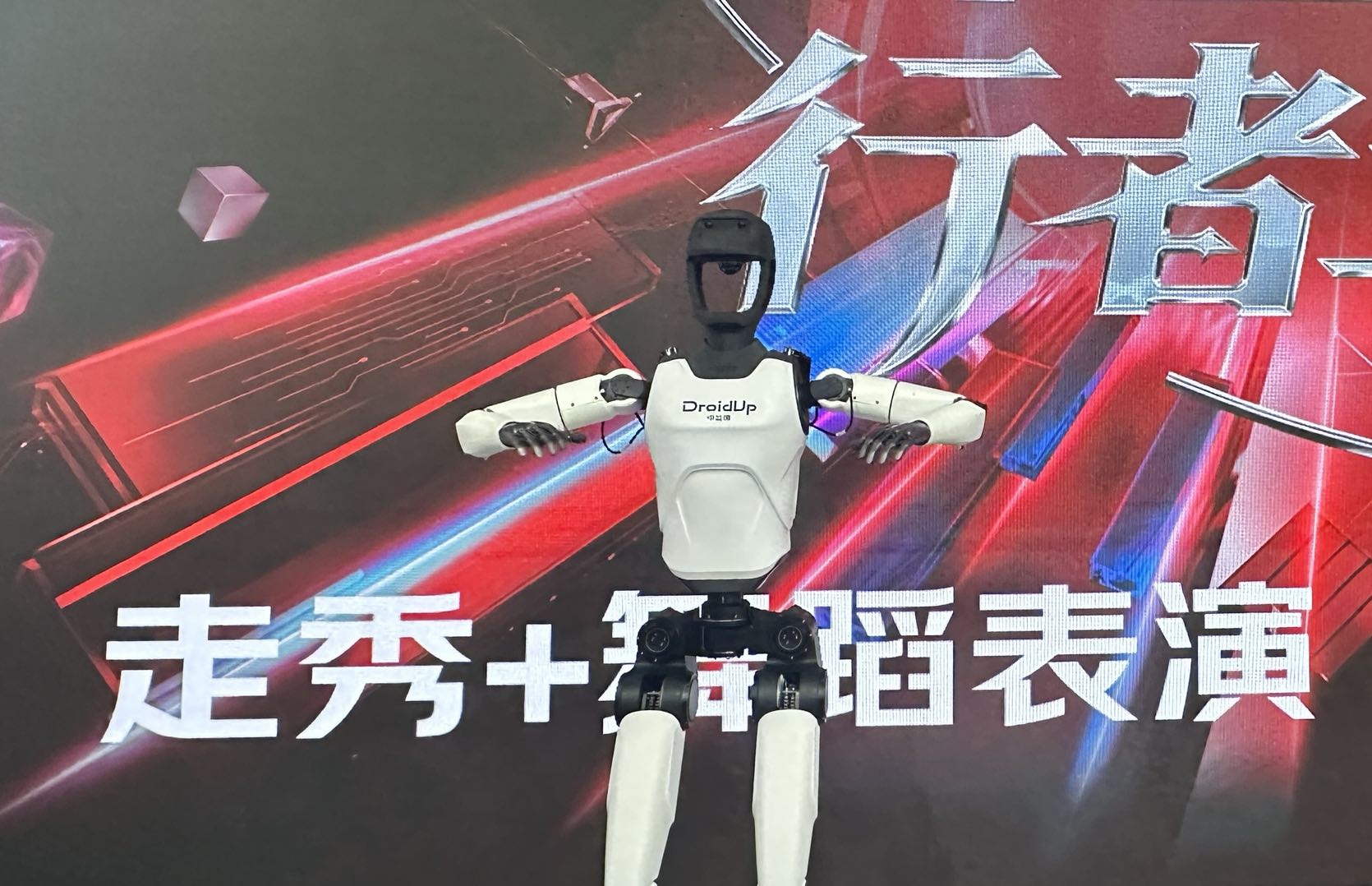 Màn trình diễn trực tiếp trên sân khấu của DroidUp tại WRC 2025 Màn trình diễn trực tiếp trên sân khấu của DroidUp tại WRC 2025